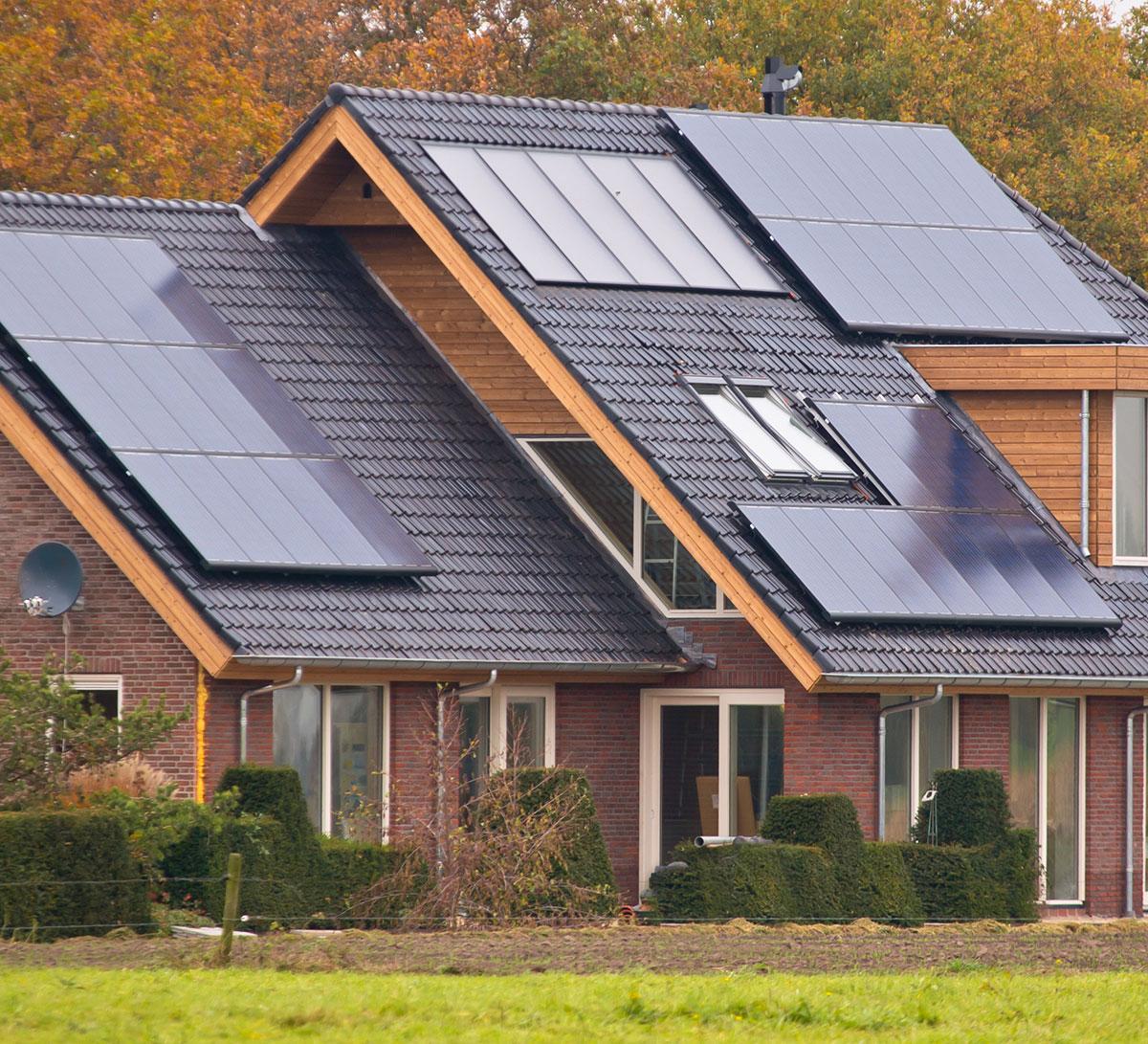 Lee más sobre el artículo Paneles solares para casa ¿Cuántos y cómo instalarlos?