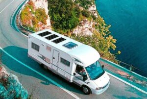 Lee más sobre el artículo ¿Cómo funcionan las placas solares para caravanas y autocaravanas?